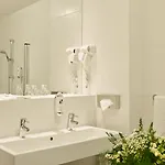 Boutique Chariot - Amsterdam Schiphol Airport Hotel 4*