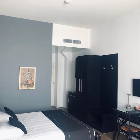 Boutique Chariot - Amsterdam Schiphol Airport מלון אלסמיר